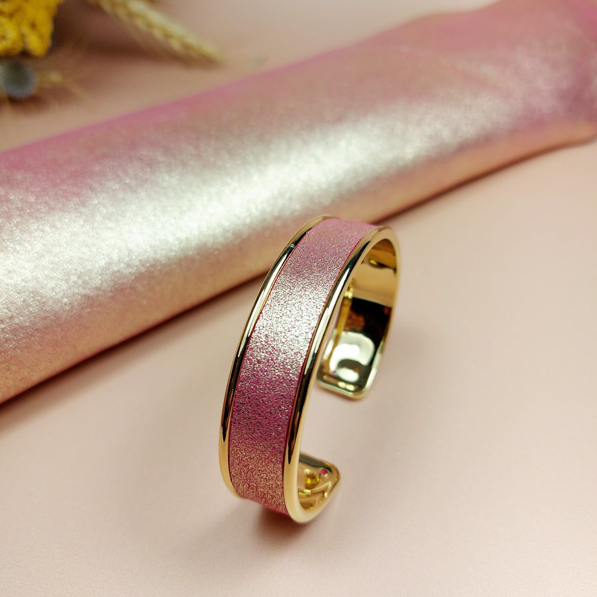 bracelet jonc doré à l'or fin avec cuir rose doré pailleté
