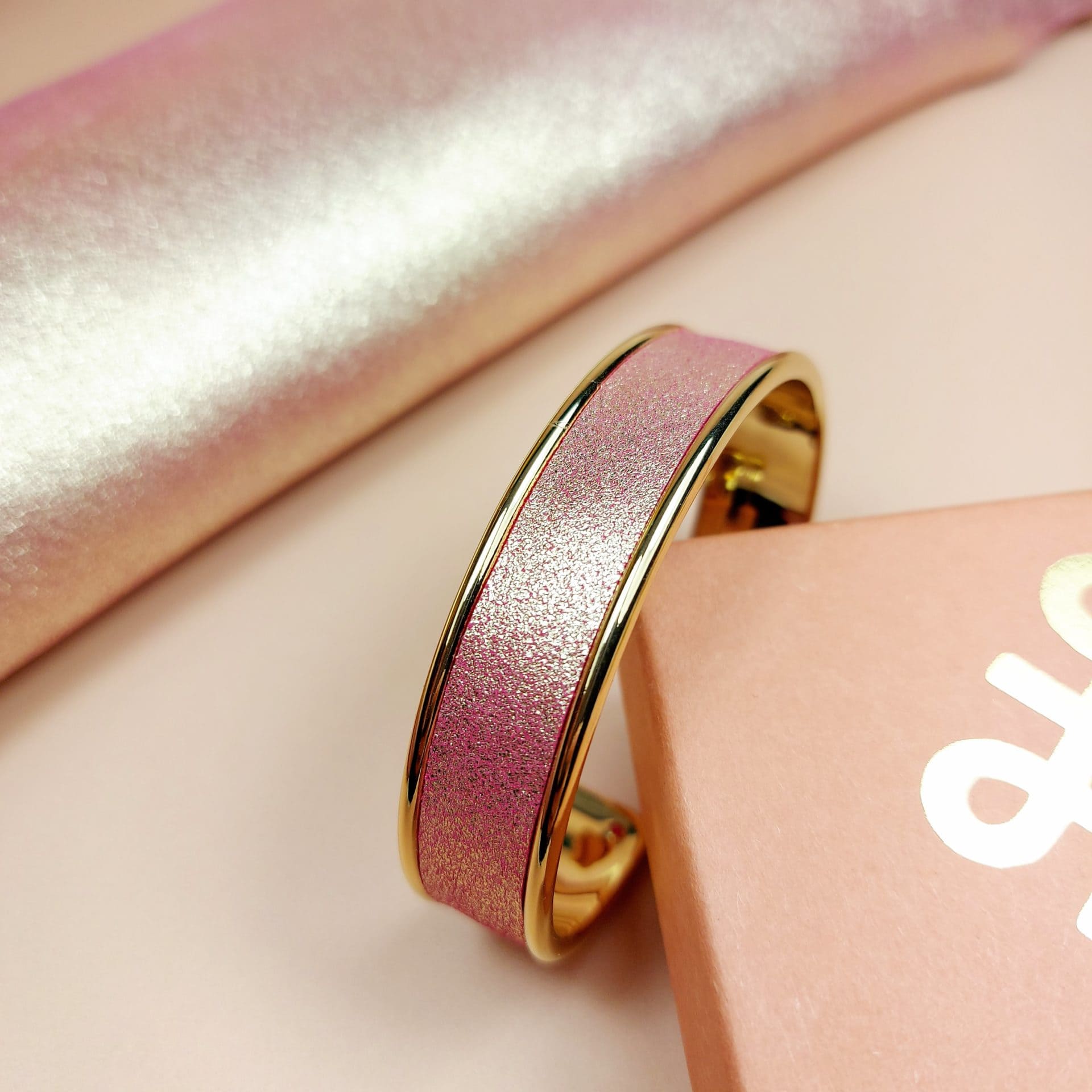 bracelet jonc doré à l'or fin avec cuir rose doré pailleté