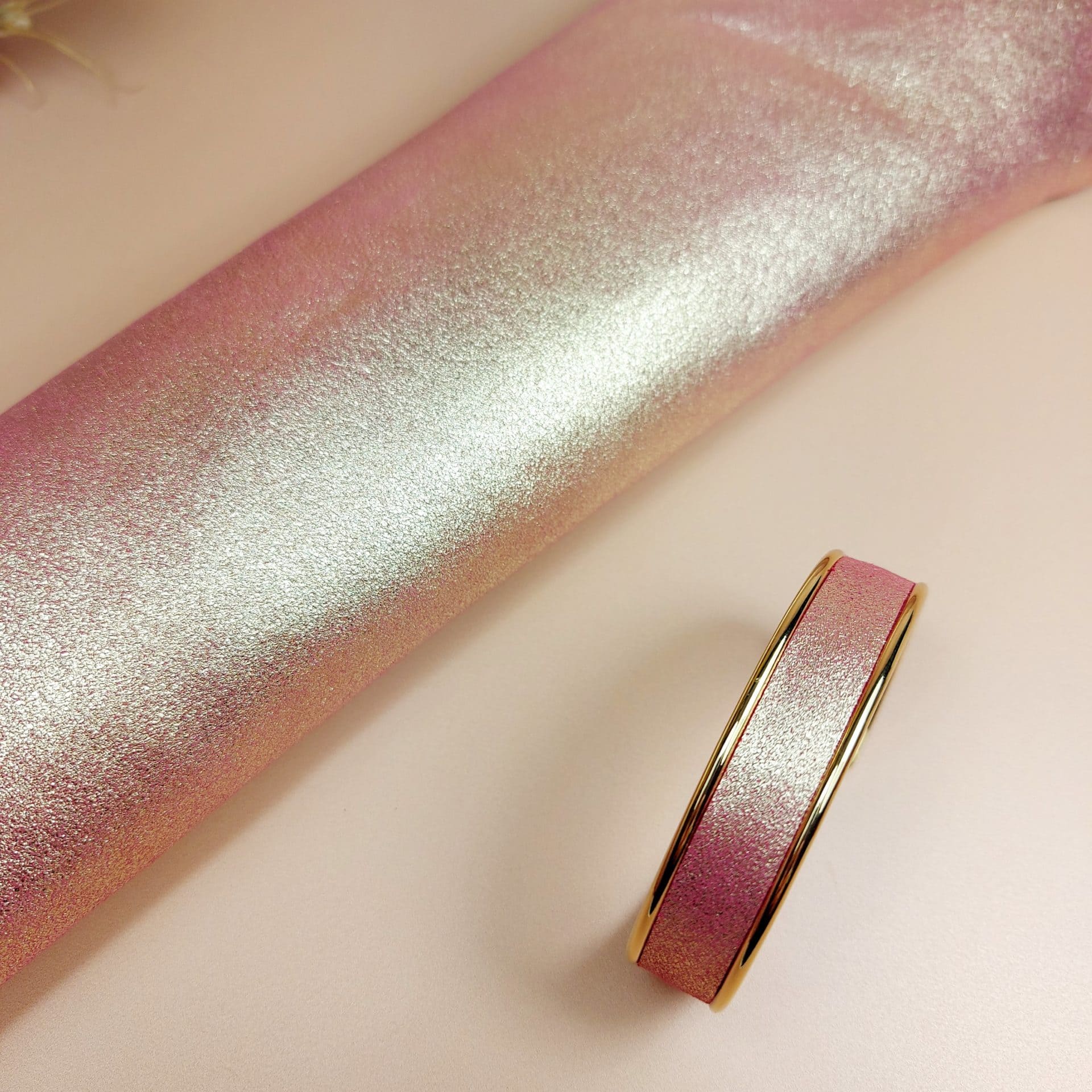 bracelet jonc doré à l'or fin avec cuir rose doré pailleté