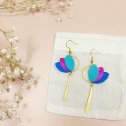boucles d'oreilles forme lotus en cuir bleu et fuchsia
