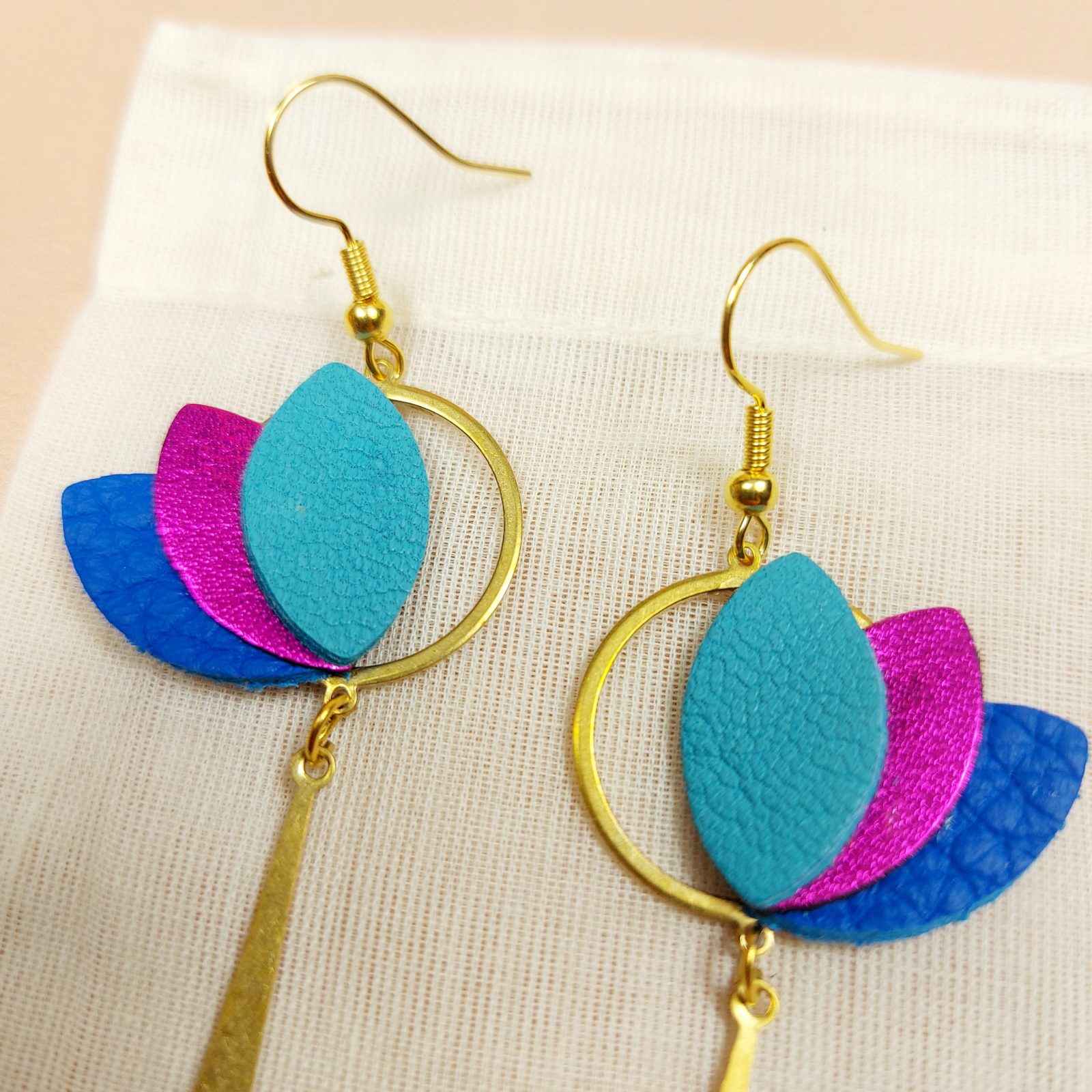 boucles d'oreilles forme lotus en cuir bleu et fuchsia