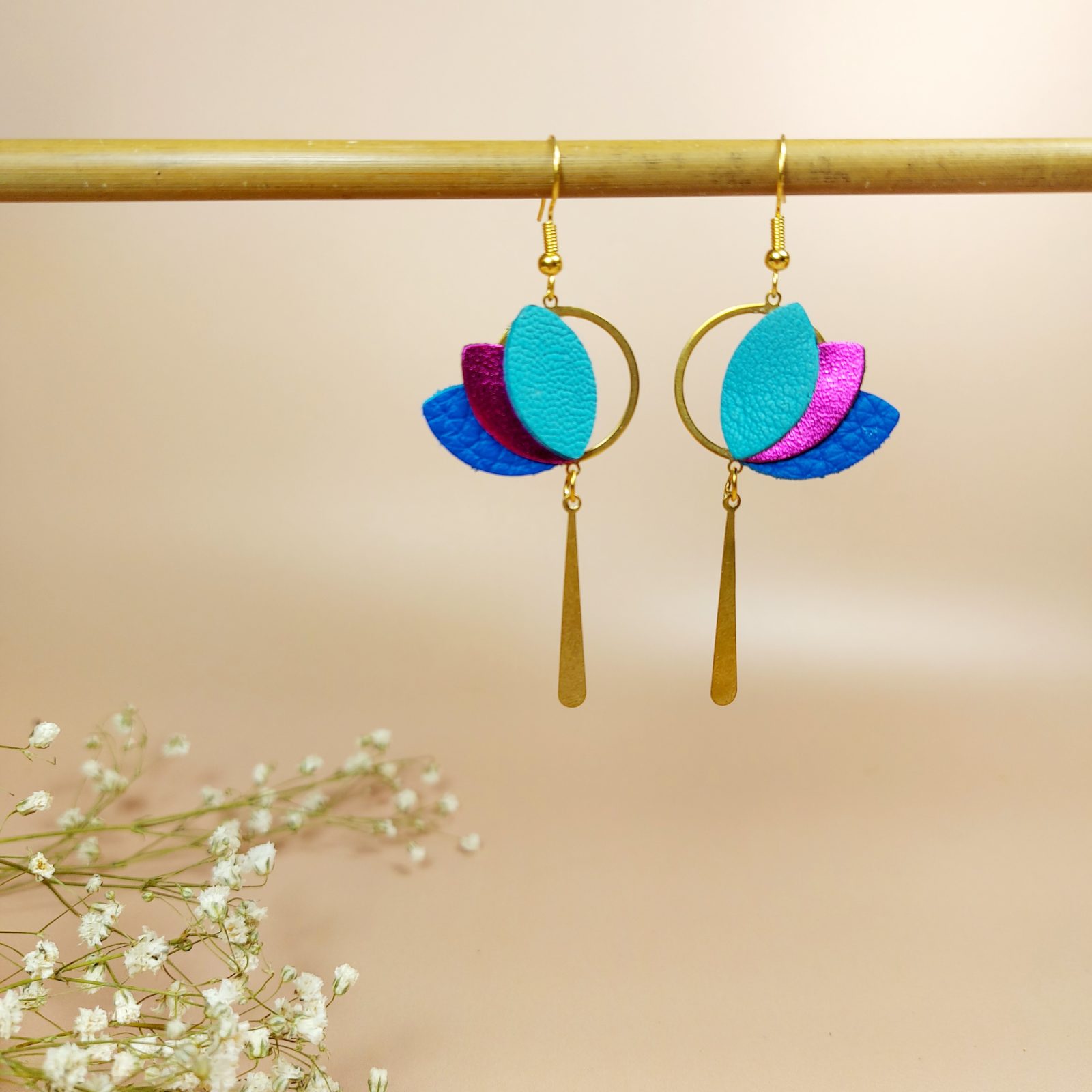 boucles d'oreilles forme lotus en cuir bleu et rose électrique