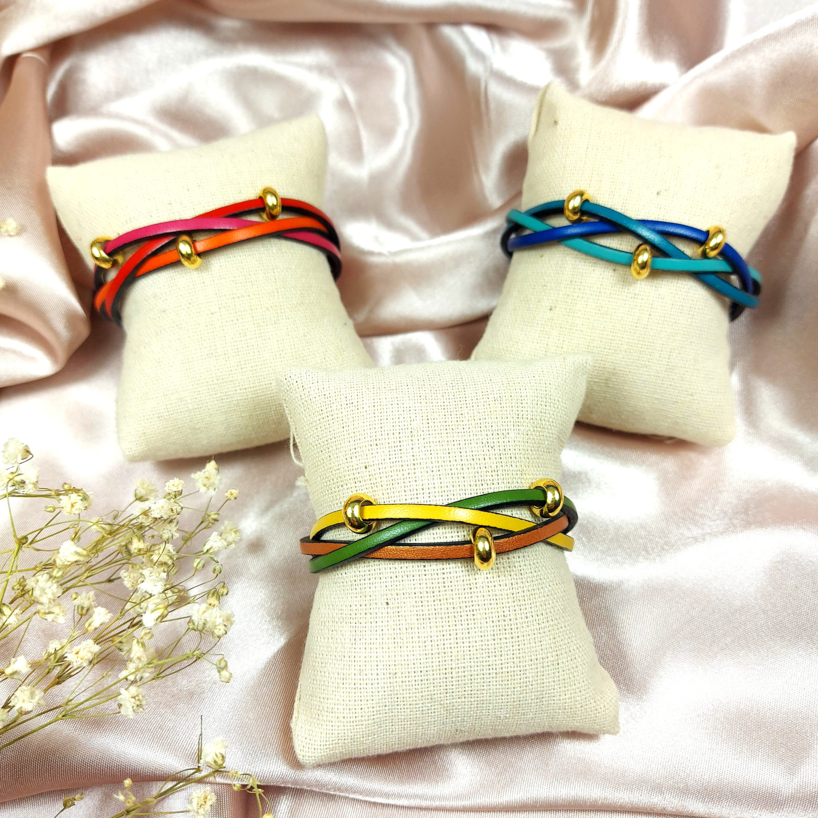 3 bracelets en cuir colorés