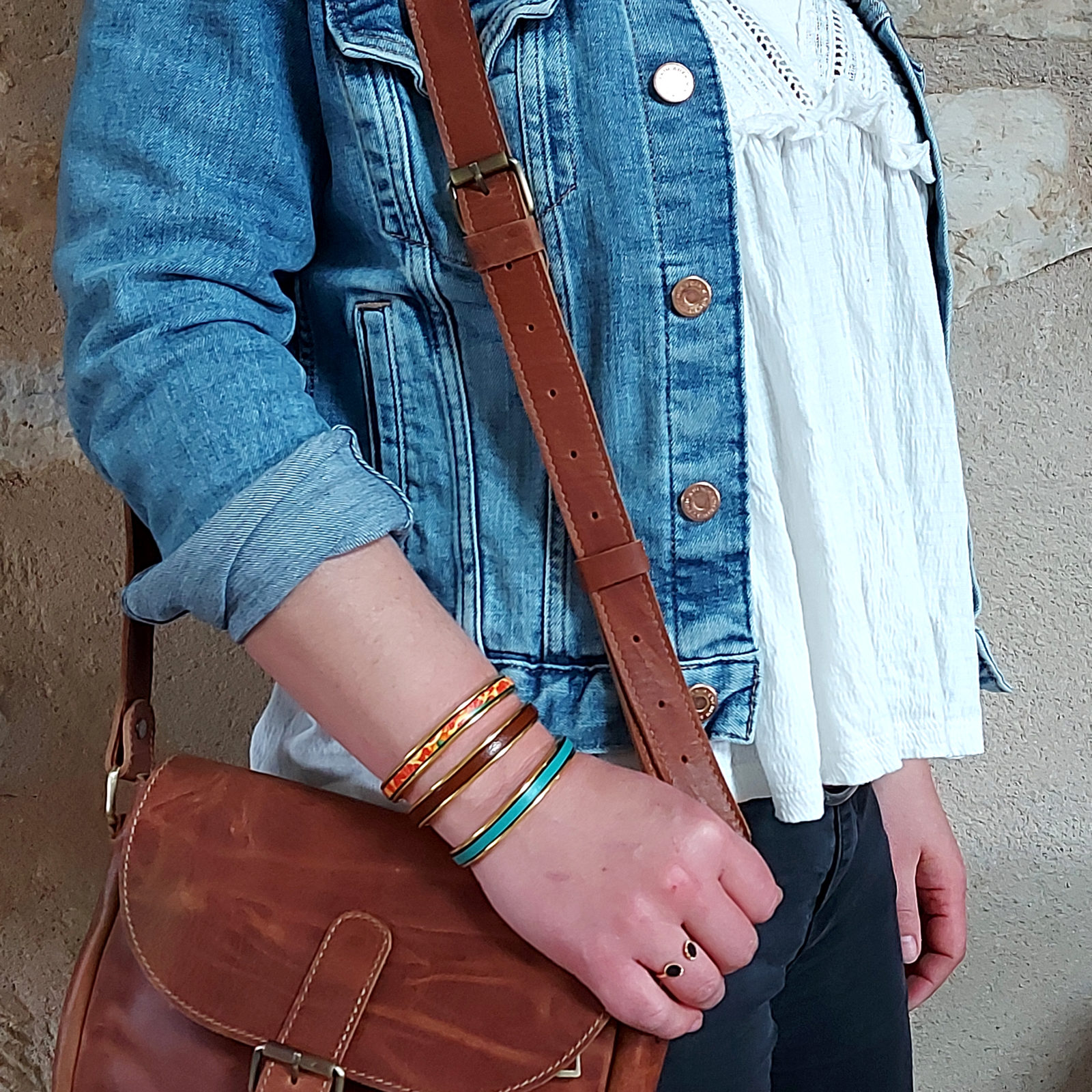 Bracelet jonc rigide de couleur en cuir