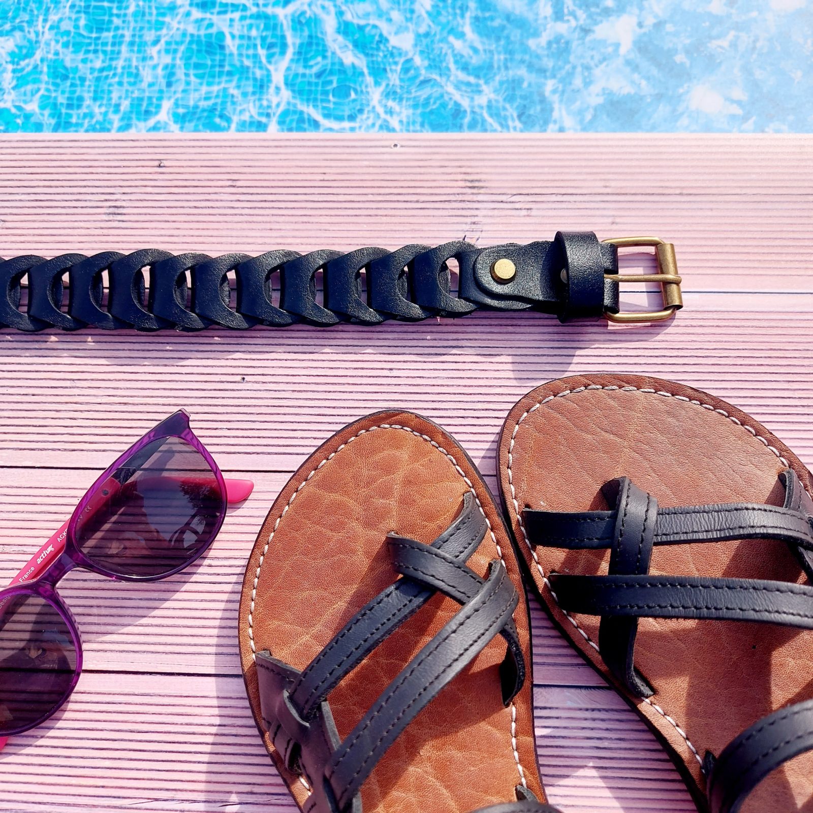 Sandales plates pour femme en cuir noir modèle "Anna"