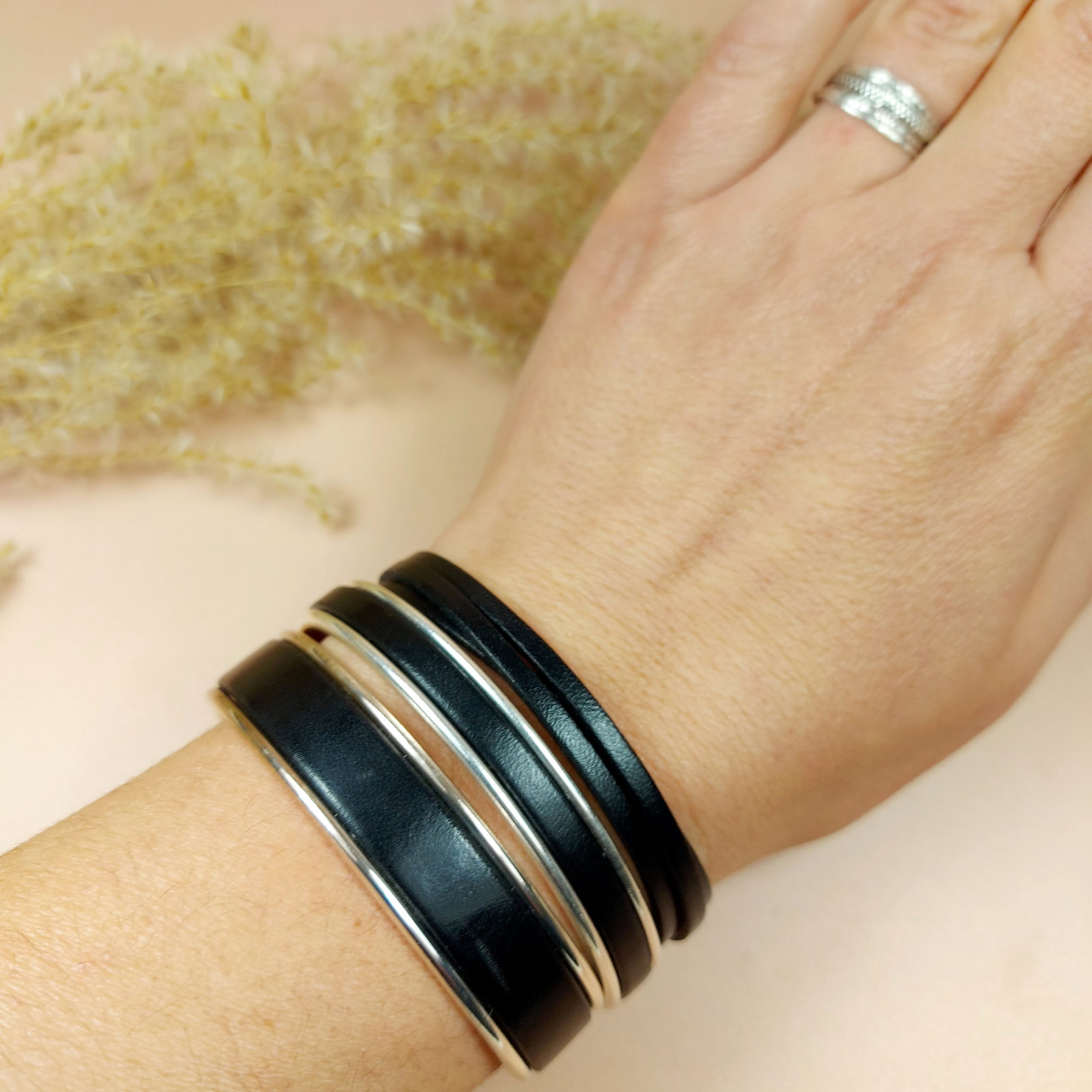 Bracelet jonc cuir noir