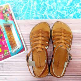 Sandales plates à brides en cuir camel