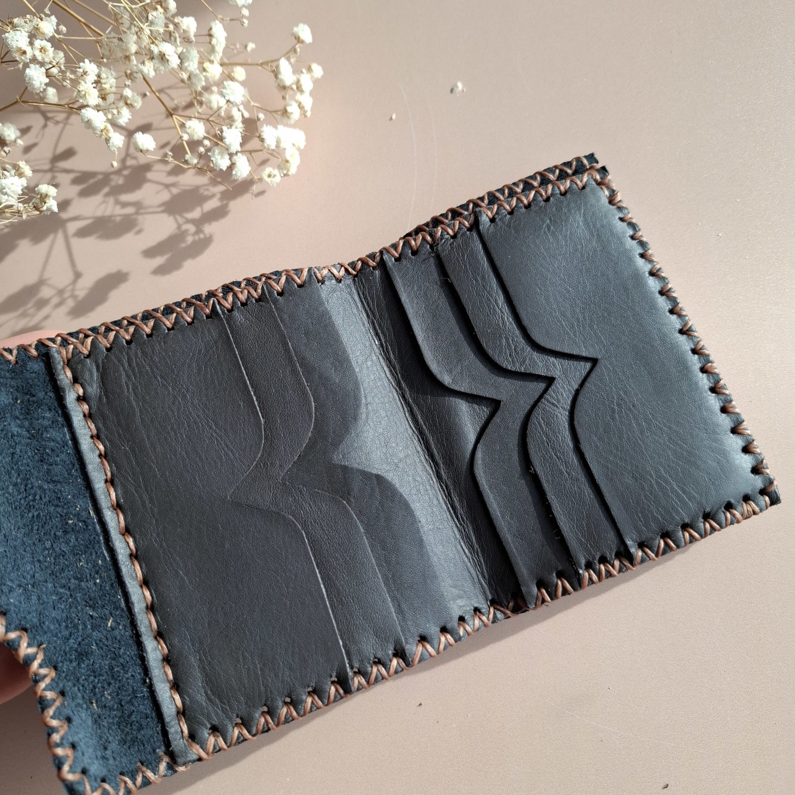 intérieur du porte-cartes noir en cuir marron