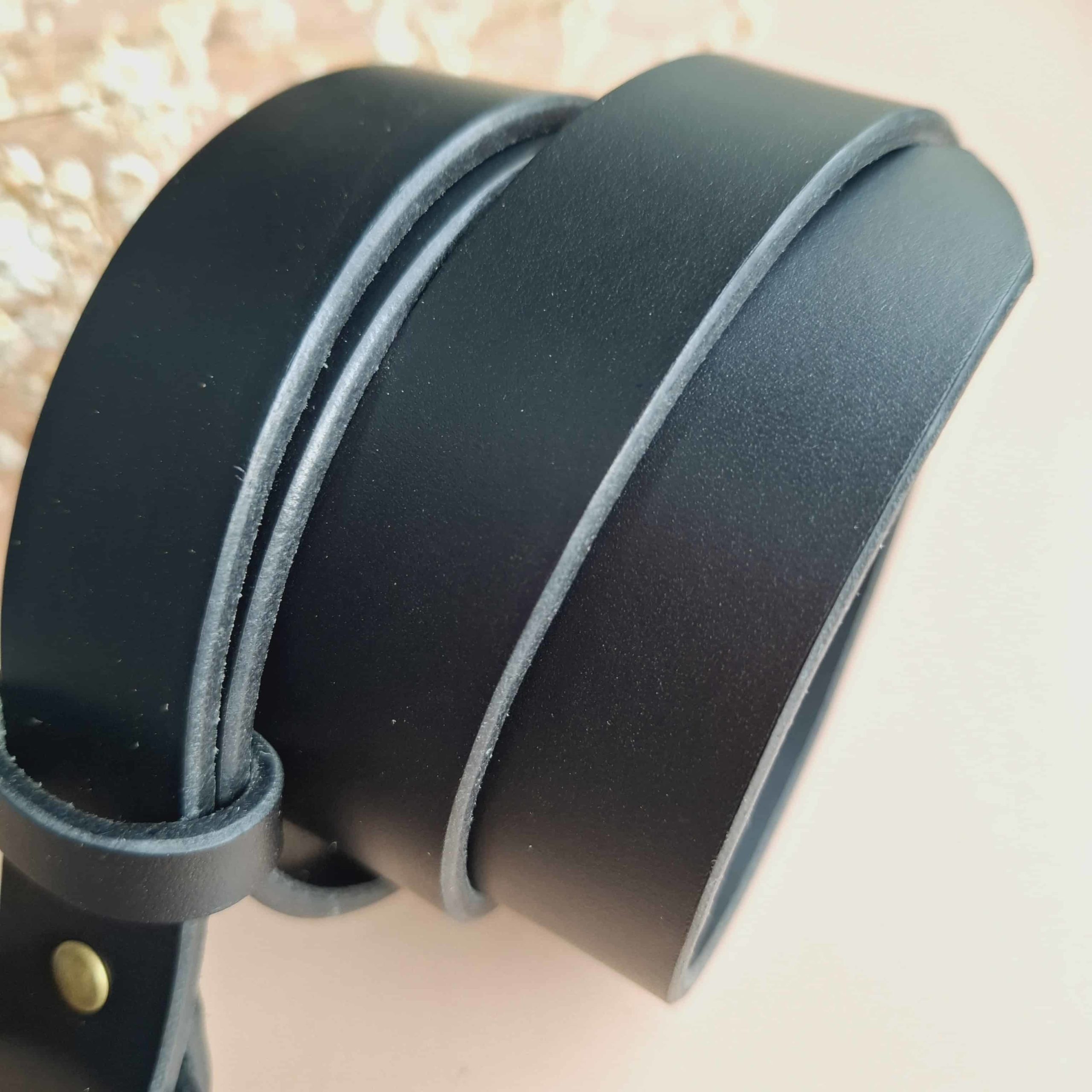 Ceinture fine noire artisanale en cuir véritable, largeur 2,5cm, boucle vieux laiton