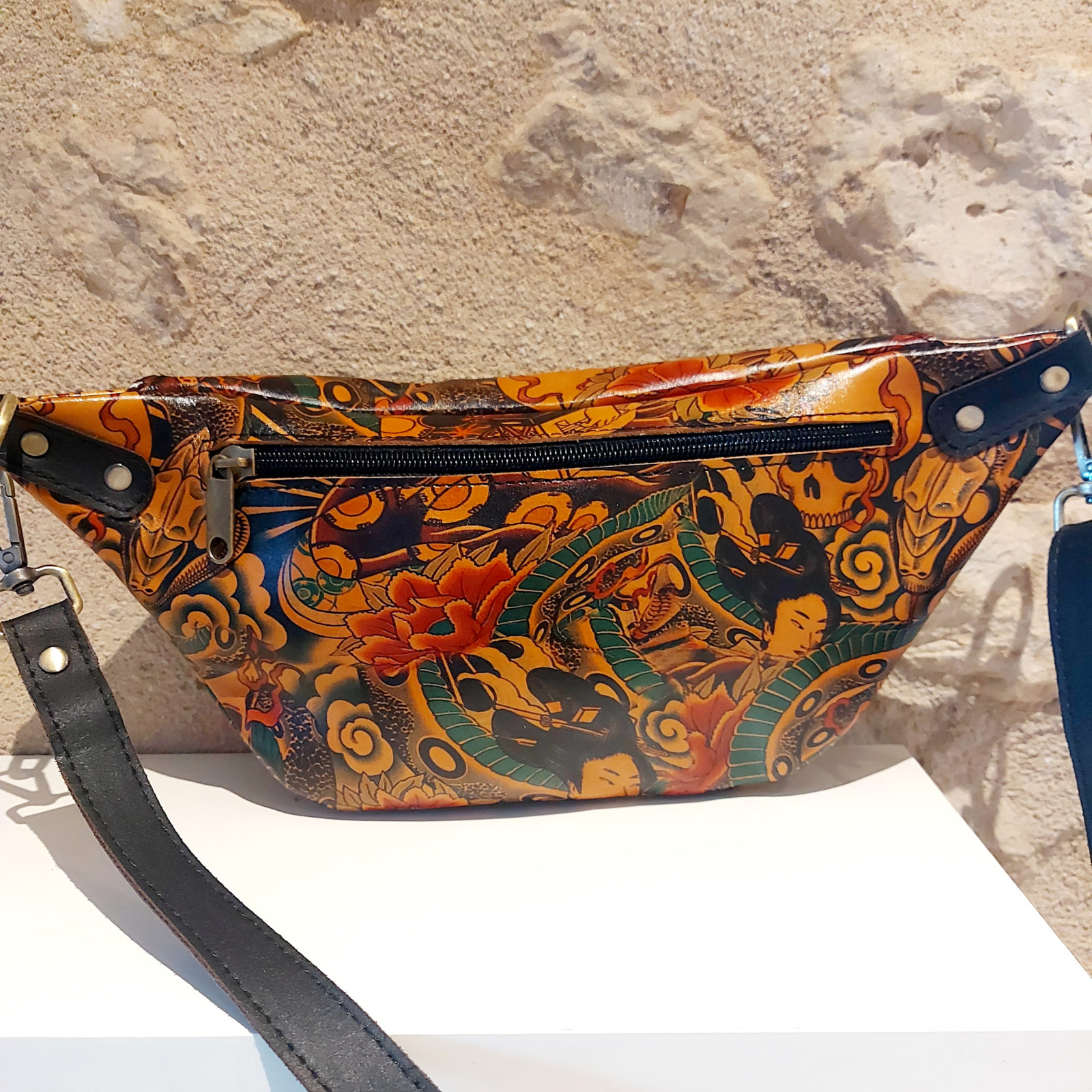 Sacoche banane cuir tatoué