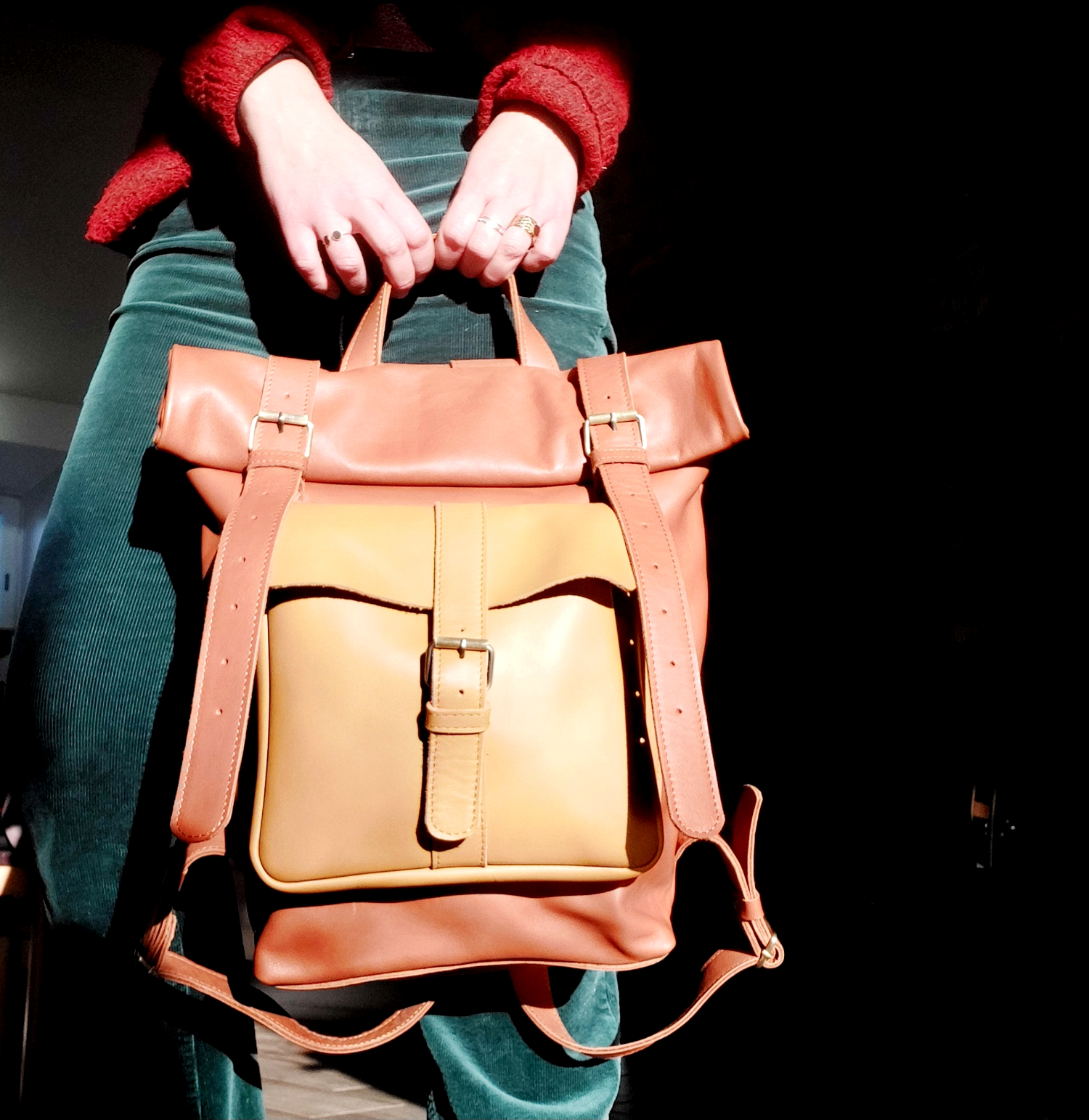 Sac à dos artisanal en cuir camel et jaune