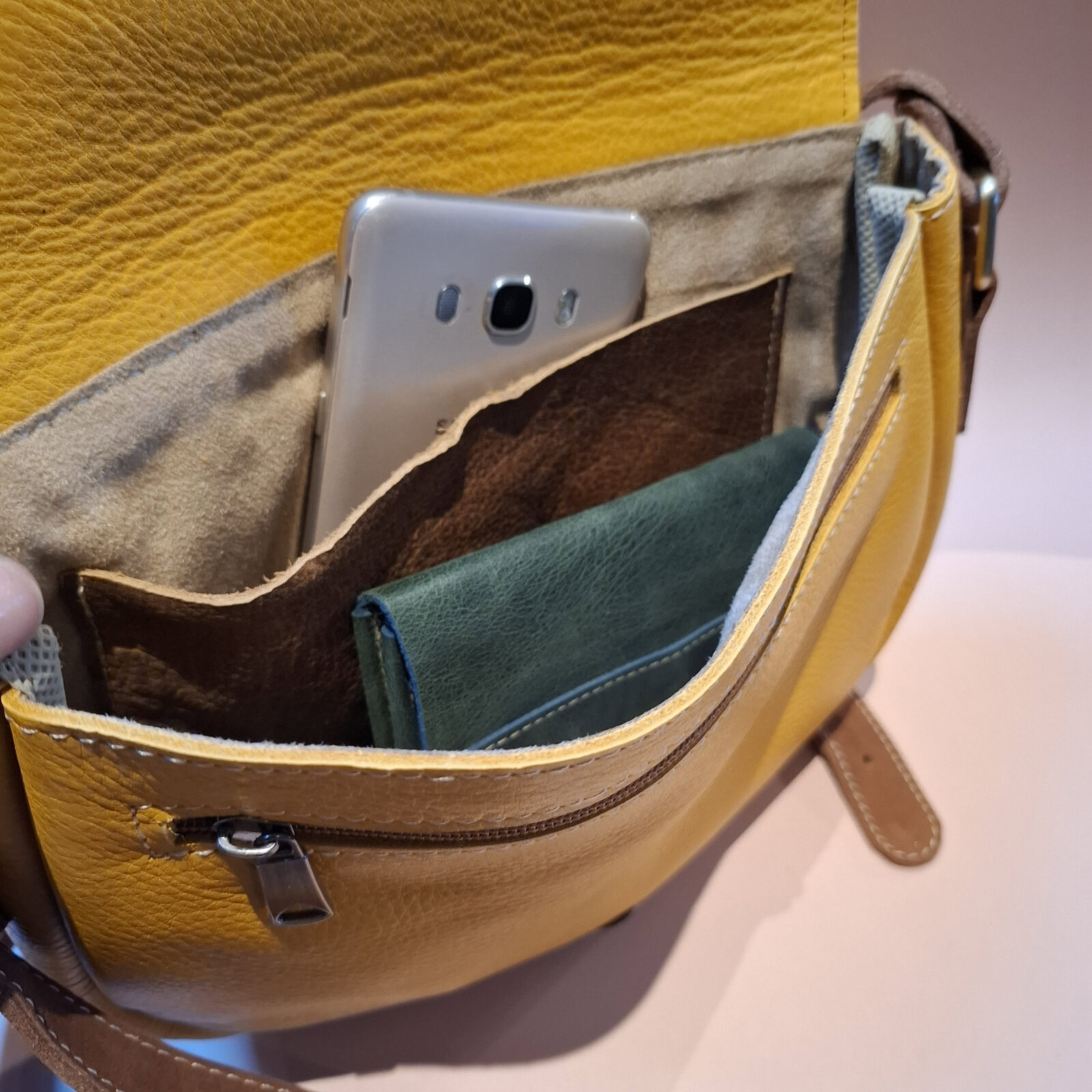 sac à main jaune en cuir intérieur compartimenté