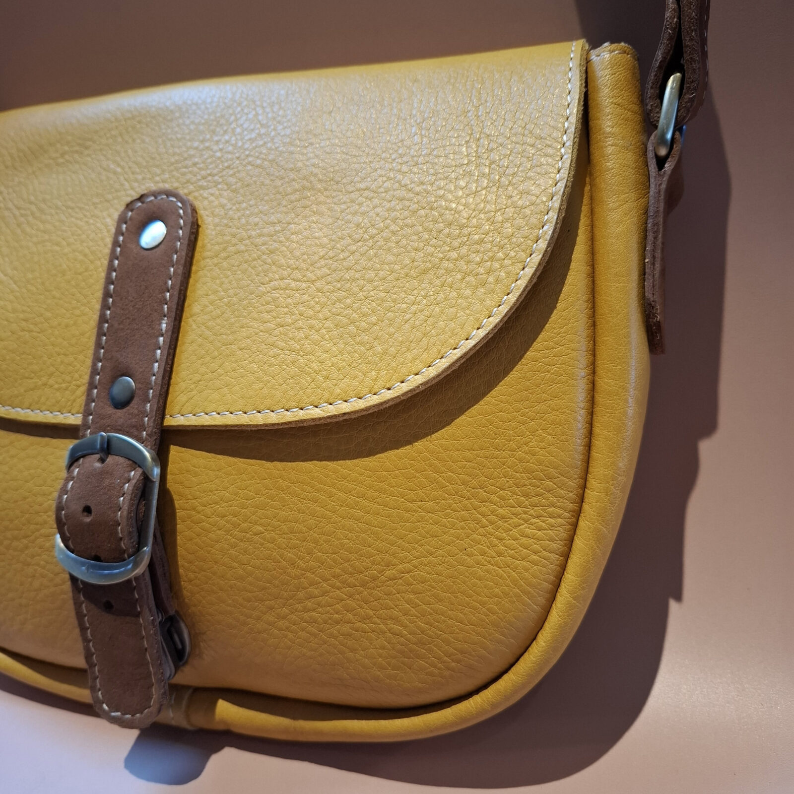 sac à main jaune en cuir