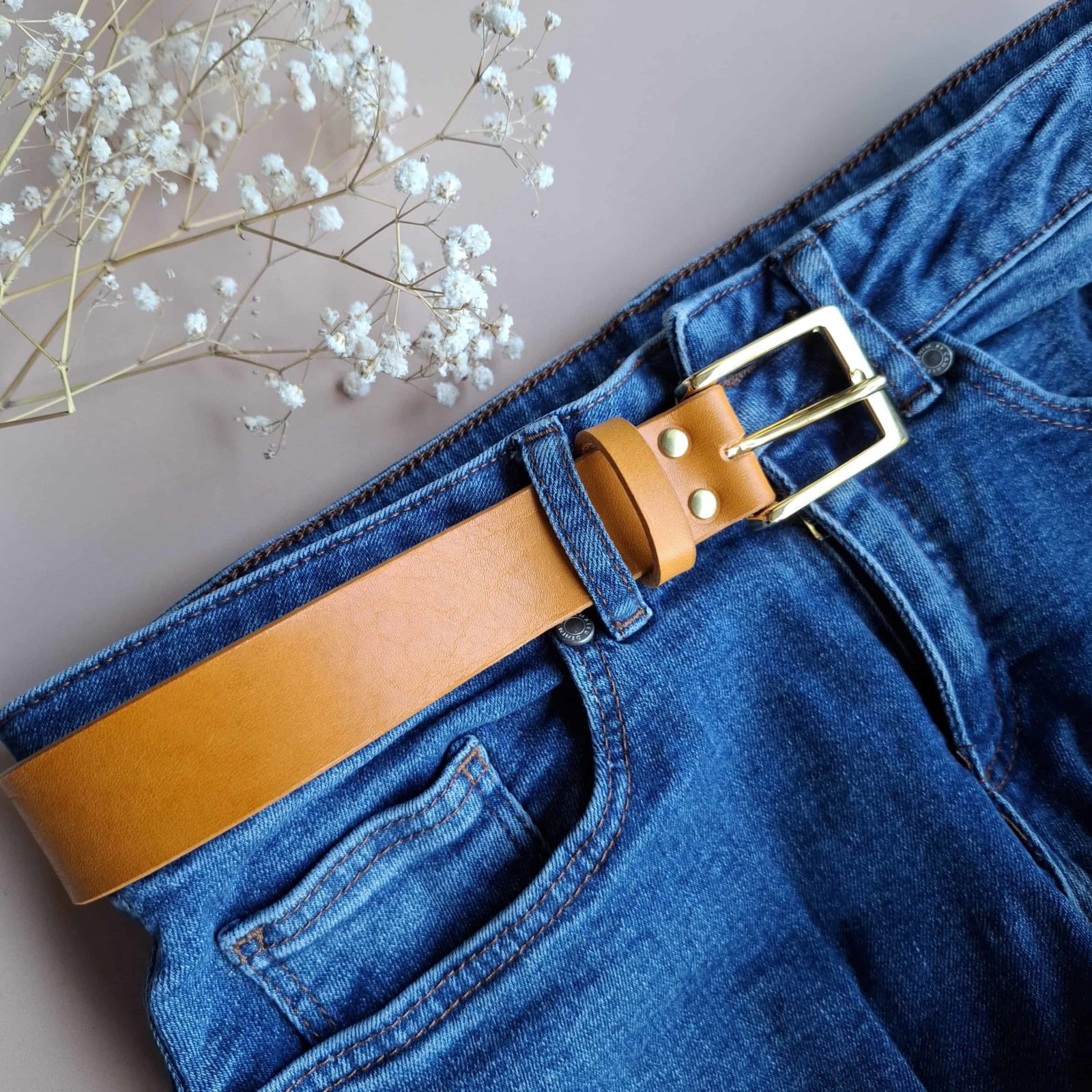 ceinture jaune cuir boucle dorée sur pantalon