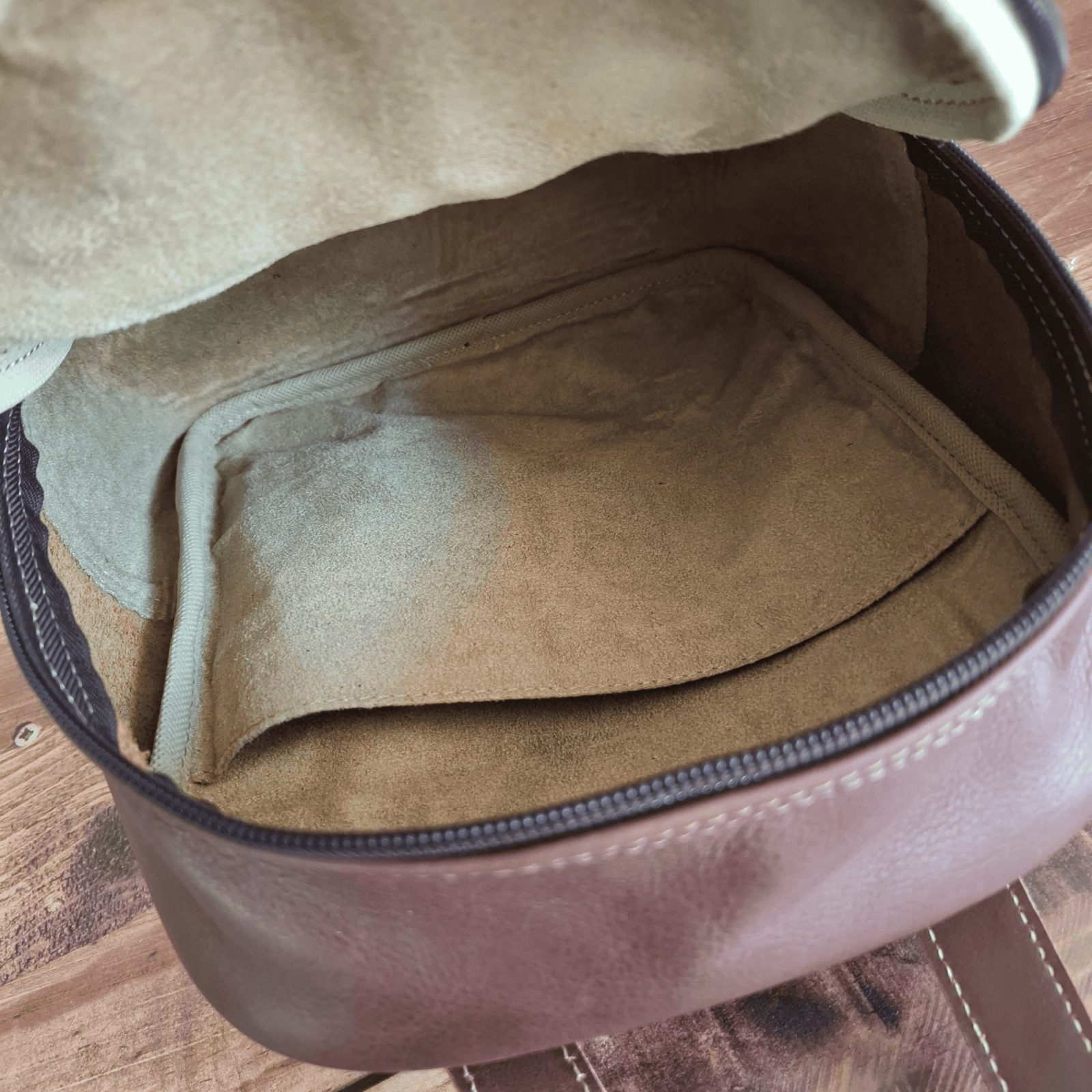 Intérieur du sac à dos en cuir